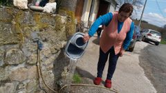 Una vecina de Castill�n llenando un cubo con el agua de un pozo, en una imagen de archivo