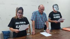 Luis Mu��os, en el centro, con otros dos ambulantes ataviados con caretas de Anabel Gul�as y de  Fern�ndez Lores