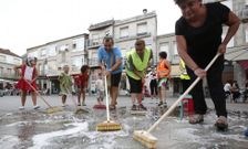Los vecinos limpiaron la plaza en se�al de protesta por la suciedad y los malos olores. 