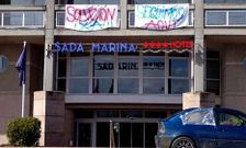 Los empleados contin�an cumpliendo el horario en un negocio cerrado y con pancartas reivindicativas