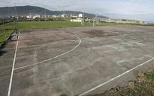 Al lado del campo hay una pista polideportiva. 