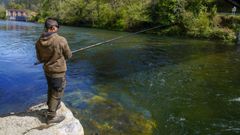 Pescador, en la ribera de un r�o de Asturias