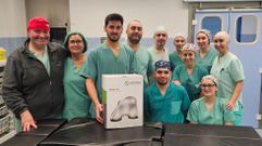 Adri�n Gallego junto al equipo con el que oper� en Ourense.