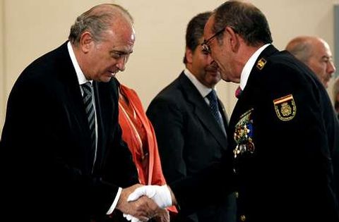 Fernández Díaz felicita al gallego Serafín Castro, conocido por su actuación como jefe de las pesquisas del caso Bretón, durante el acto de promoción a comisario principal de la policía celebrado ayer.