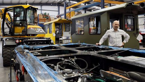 Javier Fern�ndez-Catuxo, director general de Uromac Systems, en la f�brica de la compa��a en el pol�gono de industrial de Barres, Castropol.