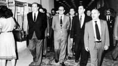 A finales de 1981, Jos� Quiroga recorr�a las instalaciones del aeropuerto de Santiago con el ministro de Transportes.