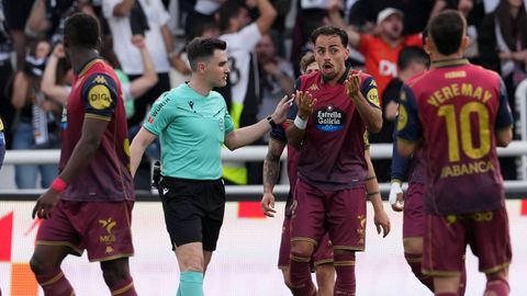 Quagliata gesticula ante el �rbitro en la acci�n del penalti que supuso el 1-1.