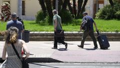 Agentes de la UCO saliendo de la Diputacin de Badajoz tras el registro del pasado mes de julio