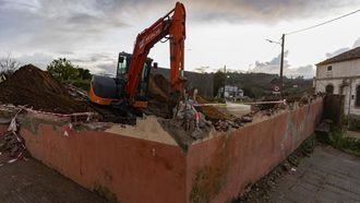 Los trabajos del Concello para habilitar el estacionamiento incluyen el derribo de una casa