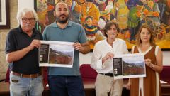 El presidente del Centro Chamoso Lamas, Carlos Rodr�guez,. el concejal Diego Fern�ndez, junto a Miguel Garc�a y Alicia Gonz�lez, miembros del colectivo cultural.