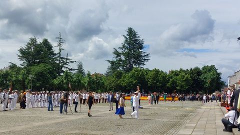 Personas de todas las edades se sumaron a la ceremonia de jura de bandera