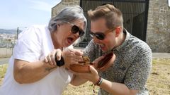 Natalia Mui�os y Rub�n P�rez, organizadores de los callos de Santa Mari�a, degustan el manjar ante el Cristo de Segura Torrella