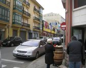 <span lang= es-es >Dos c�ntricas discotecas cerradas</span>. En la Avenida de Galicia y en la calle Vilalba -en la imagen-, dos antiguas discotecas se alquilan desde hace a�os.