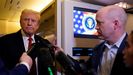 Trump habla con la prensa en el Air Force One, a su regreso a Washington desde Florida.