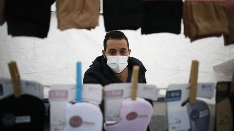 Ezequiel Manzano, autónomo viveirense de 25 años, confía en que «no recaigamos» por el covid para no tener volver a las restricciones que en el 2020 tuvieron a los vendedores ambulantes tres meses sin trabajar por la prohibición de los mercados