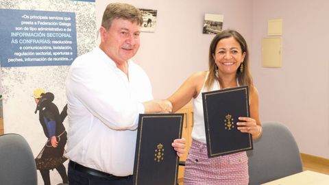 El presidente de la Federaci�n Galega de Confrar�as, Jos� Antonio P�rez, con la conselleira do Mar, Marta Villaverde
