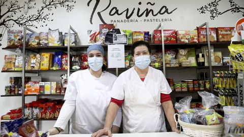 Isaura Carbia (derecha) y Andrea Riveiro, en la panadería Raviña de Vedra