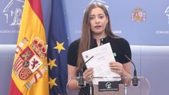 La portavoz del PP en el Congreso, Ester M��oz, este martes en una rueda de prensa en el Congreso, sujetando una sentencia del Tribunal Supremo.