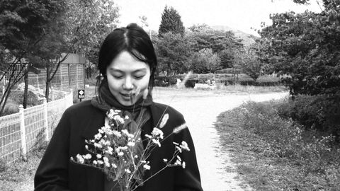 Fotograma de «La novelista y su película, del director surcoreano Hong Sang-soo.