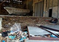 En el interior de la nave queda incluso el casco de un barco.