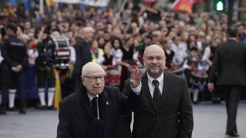 Peter Brook a su llegada al Teatro Campoamor