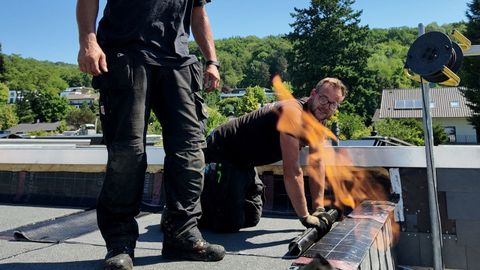 Alemania, trabajos de riesgo.Dos trabajadores arreglan un tejado a pleno sol en la ola de calor en el pueblo alemán de Koenigswinter, por encima de los 35 grados. rol Dogrudogan reuters