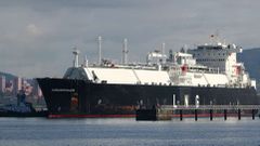 Un buque de la flota de Naviera Elcano atracado cerca de unas instalaciones gassticas