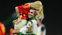 Fermn Lpez celebra con su novia la victoria de la seleccin espaola en la final de la Eurocopa