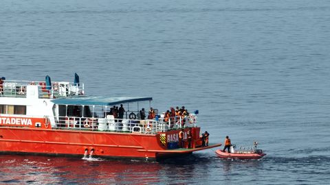 Uno de los buques que sale este viernes en el octavo d�a de b�squeda de los desaparecidos en Indonesia