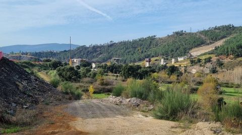 Ya estn colocados los pilares que sustentarn el puente que cruzar el ro Sil en la futura circunvalacin de O Barco.