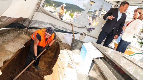 El presidente de la Diputaci�n, Valent�n Gonz�lez Formoso, y la diputada provincial de Dereitos Civ�s, Sol Agras, ayer en el cementerio de Serantes.