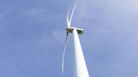 Un aerogenerador en uno de los parques elicos de Galicia, en foto de archivo