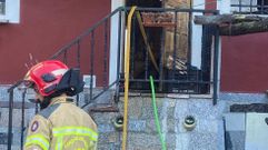 Los bomberos, durante el operativo en la calle Ux�o Novoneyra