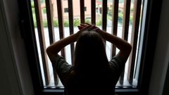 Una ni�a gallega confinada mira la calle desde su ventana