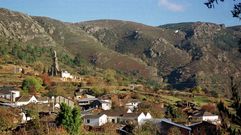 Vista general de la aldea de Bendollo, con la iglesia en la parte alta del pueblo