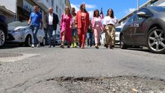 Carmela L�pez inspeccionando las calles de Cantarrana en las que se va a mejorar la pavimentaci�n