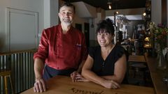 Luis y Yoli acaban de abrir el bar Depap�luis, donde estaba el Samuel en Ourense