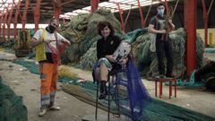 Gema Neira y dos j�venes rederos del puerto de A Coru�a muestran algunos objetos reutilizados