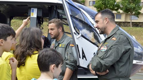 El helic�ptero de la Guardia Civil caus� sensaci�n entre los escolares. 