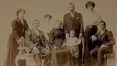 La familia de Jos� Zubizarreta Araquist�in y Adosinda Garc�a �lvarez en una fotograf�a de principios del siglo XX conservada por Julio Otero, bisnieto del matrimonio