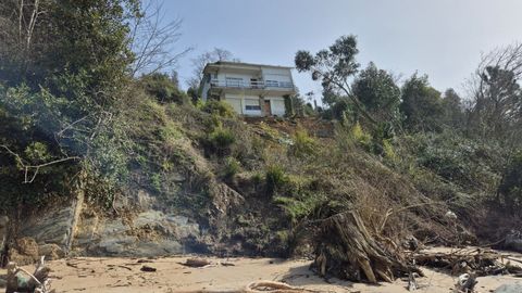 Imagen del chal� desde la playa, en la que se ve el desplazamiento de la tierra situada frente a la fachada