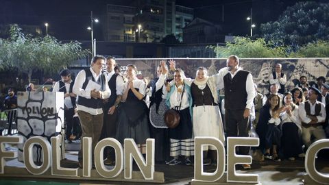 Representantes del carro �Os cach�ns do Asma�, en el palco