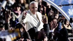 El papa Francisco saluda desde el papamvil a los miles de peregrinos y turistas congregados en la Plaza de San Pedro del Vaticano para asistir a su audiencia pblica de todos los mircoles