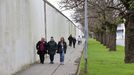 Personas paseando este mircoles junto a la muralla del Arsenal Militar de Ferrol.