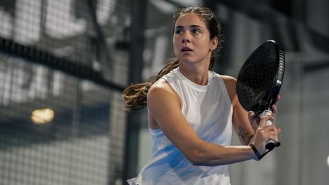 Silvia L&oacute;pez jugando al p&aacute;del en Dub&aacute;i