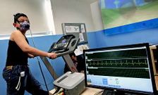 Control cardiovascular a un ni�o con sobrepeso en el hospital donde se prueba la camiseta. 