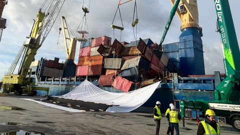 Operativa de descarga de contenedores a bordo del Maria Francisca