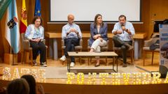 Emma Rodr�guez, de Satse, con tres miembros de la asociaci�n Pontecoraz�n