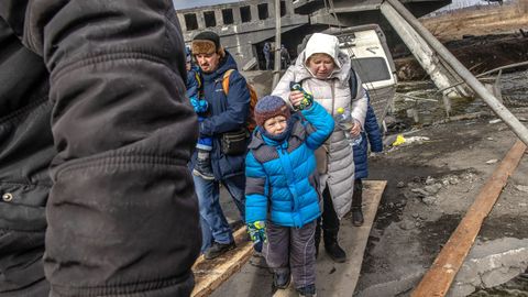 Civiles con nios tratando de huir de Irpn, cerca de Kiev, despus de que la artillera rusa destruyese viviendas de particulares