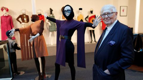 Pierre Cardin, el dise�ador que�revolucion� la moda con siluetas abstractas de formas esculturales